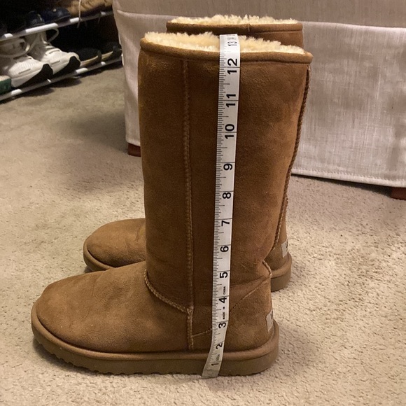 Classic Short Ugg Boot in Chestnut. - Picture 5 of 7